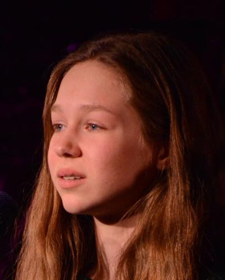 Chloe Manna Headshot