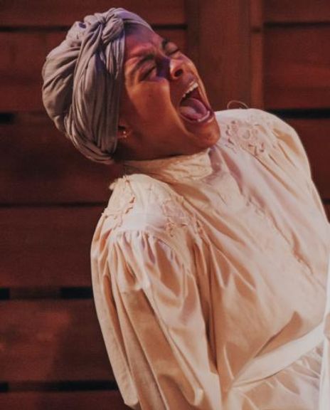 Anna Dauzvardis Headshot