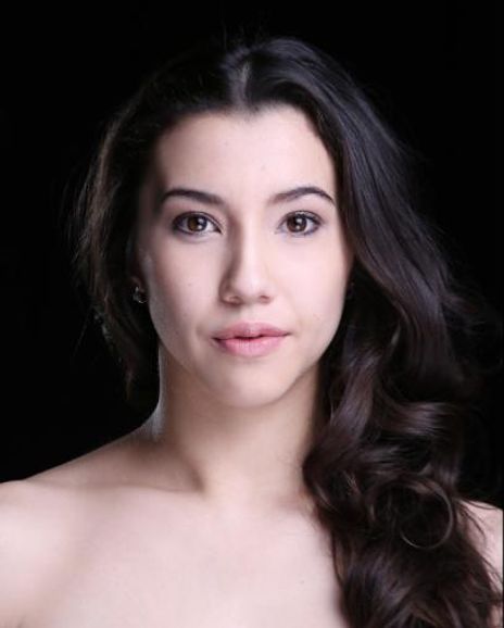 Justina Aveyard Headshot