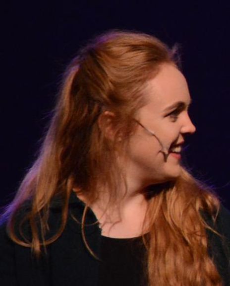 Phoebe Dipple Headshot