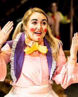 Alice De-Warrenne Headshot