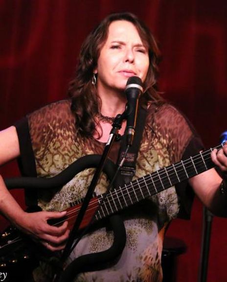 Denise Reis Headshot