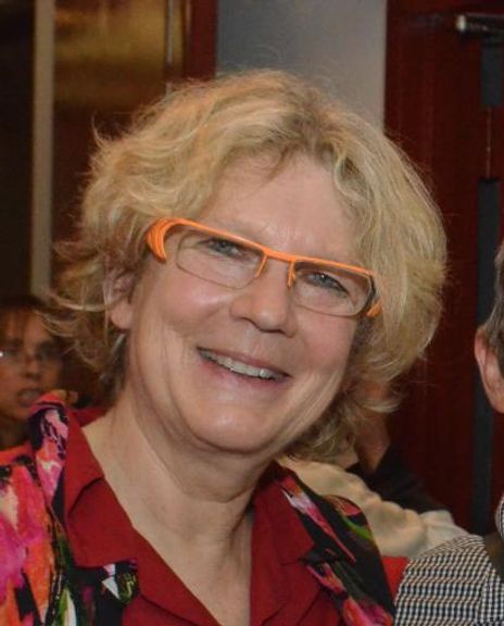 Carey Lovelace Headshot