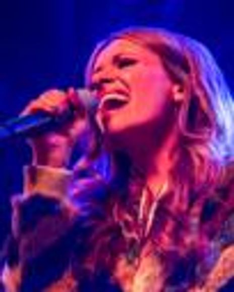 Carly Pearce Headshot