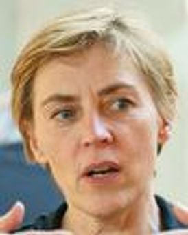 Saskia Reeves Headshot