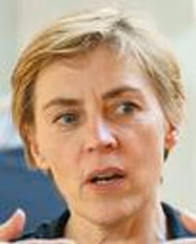 Saskia Reeves Headshot