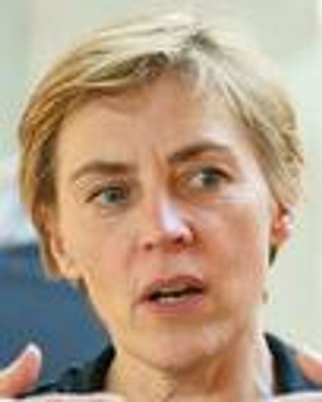 Saskia Reeves Headshot