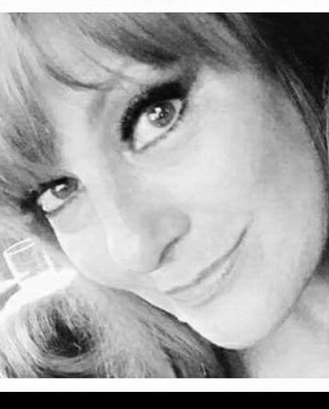 Mia Moravis Headshot