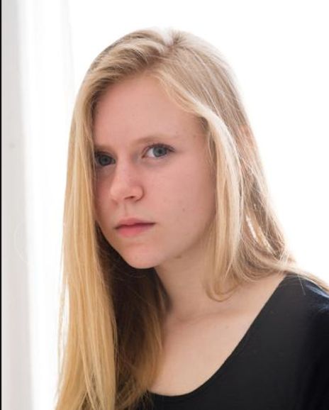 Oona Montandon Headshot