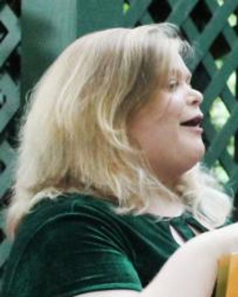 Emma Calabrese Headshot