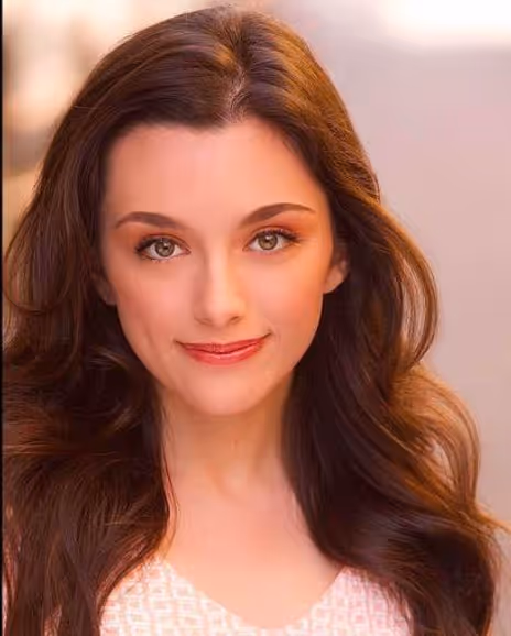 Julia Suriano Headshot