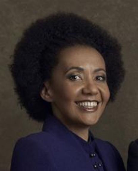 Paula Arundell Headshot