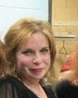 Kelly Ellenwood Headshot