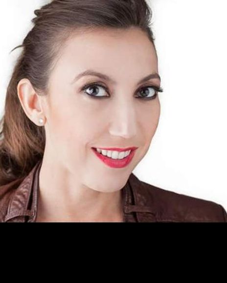 Elizabeth Ulloa Lowry Headshot