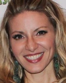 Laura Woyasz Headshot