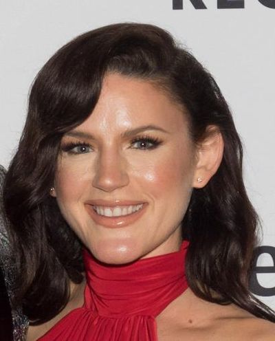 Carrie Manolakos Headshot