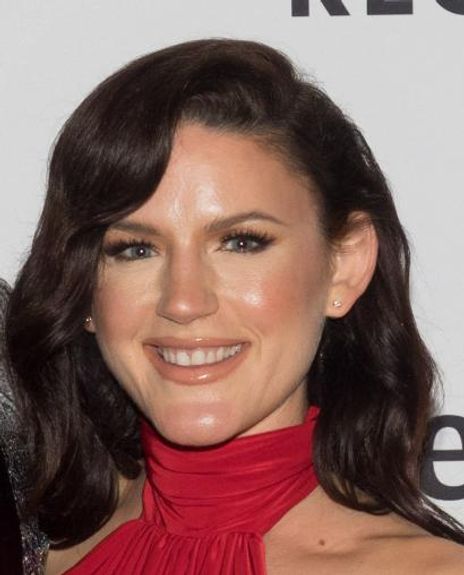 Carrie Manolakos Headshot