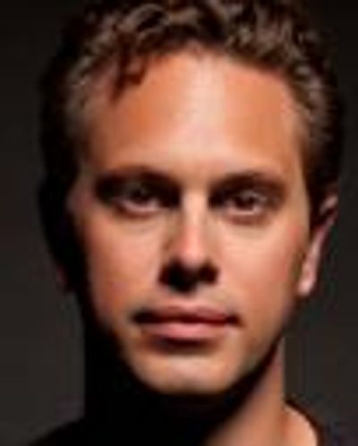 Thomas Sadoski Headshot