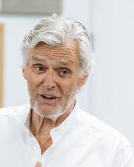 Simon Williams Headshot