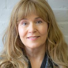 Interview: Elizabeth Aspenlieder On Playing Betty in THE NORWEGIANS at Shakespeare &…