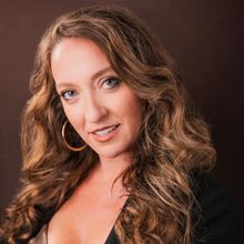 Interview: Shannen Hofheimer On Playing Star Cher in THE CHER SHOW at Clear Space The