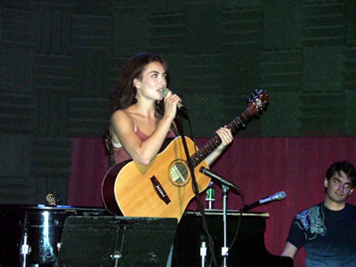 Laura introduces a song she wrote, inspired by her friend
Darcy called 'The Waitress Song' at 