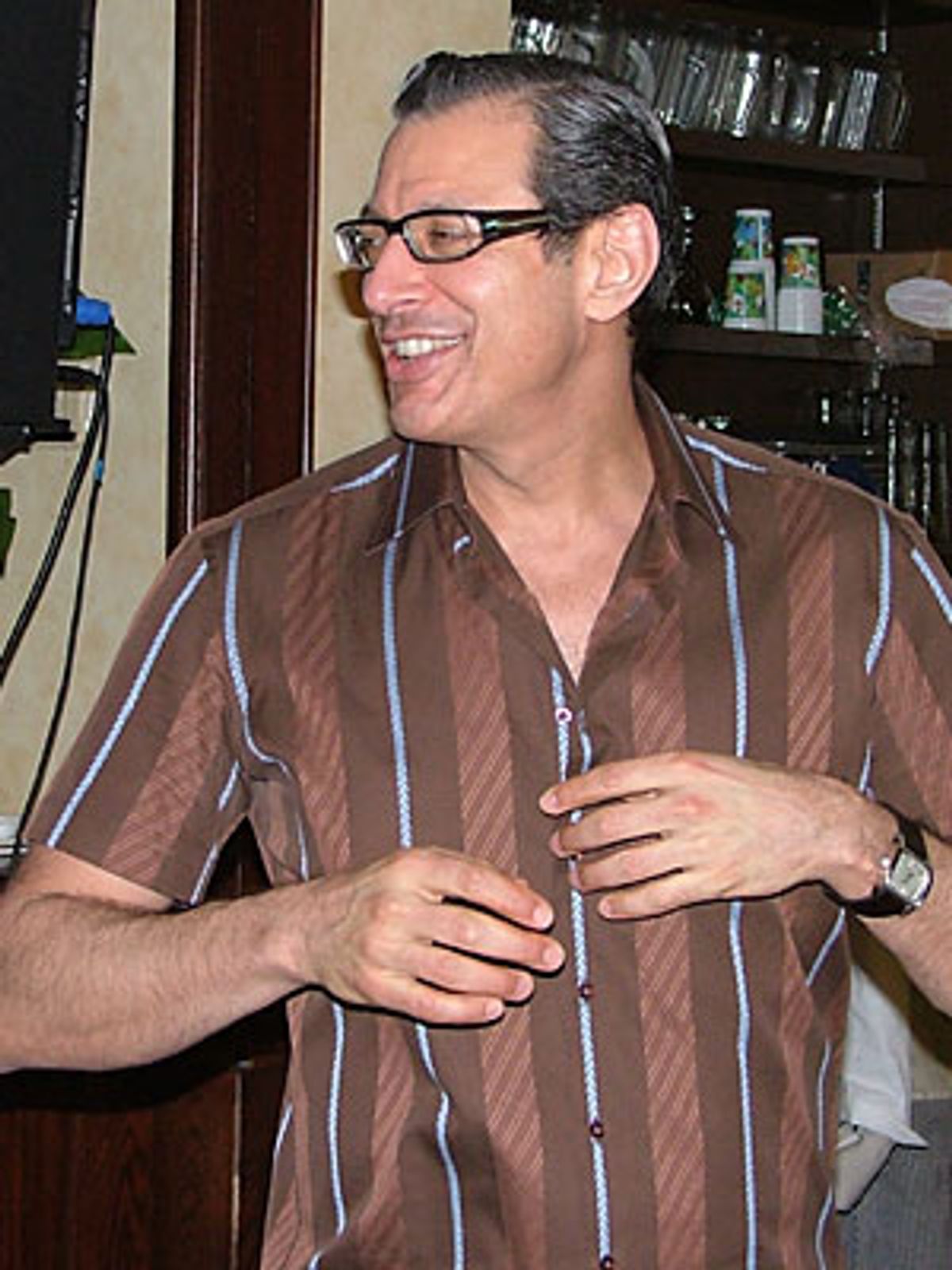 The crowd chants 'Take it off!' and Jeff does
a faux striptease before taking the unveiling... at 