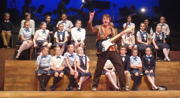 Actors of the show. 1