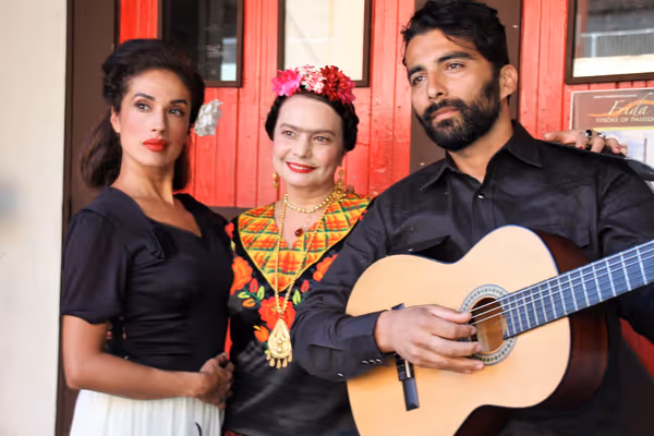 Odalys Nanin as Frida   Francisco Medina as Musician  Marisa Lopez as Maria Felix  1