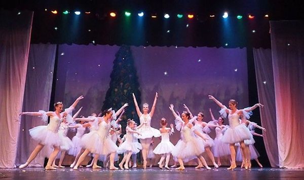 Edward R. Cox as Uncle Drosselmayer performs magic to entertain the Party Children. 2