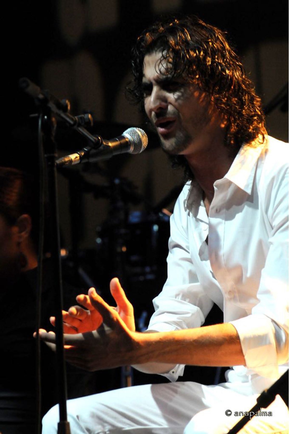 Singer Matias Esposito 'El Mati' direct from Barcelona