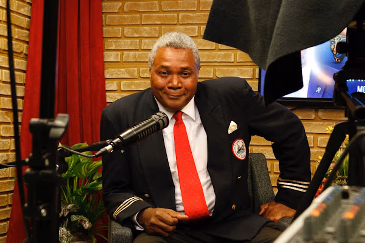 A PLEASURE TO BE ON-THE-AIR!: For his fourth and most recent appearance during the April 18, 2022 Edition of Ron Brewington's "The Actor's Choice", veteran stage actor and play play director Darryl Maximilian Robinson was delighted to have the pleasure of recalling the many contributions of the late, great Sir Sidney Poitier. A PLEASURE TO BE ON-THE-AIR!: For his fourth and most recent appearance during the April 18, 2022 Edition of Ron Brewington's "The Actor's Choice", veteran stage actor and play play director Darryl Maximilian Robinson was delighted to have the pleasure of recalling the many contributions of the late, great Sir Sidney Poitier.