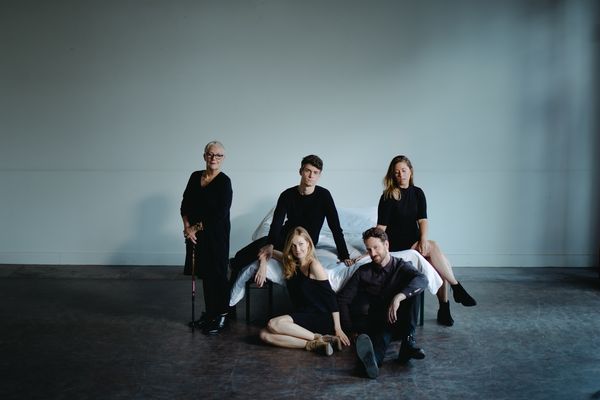 The full cast of Becky Shaw. Photography by Lionel Piccardo. 2