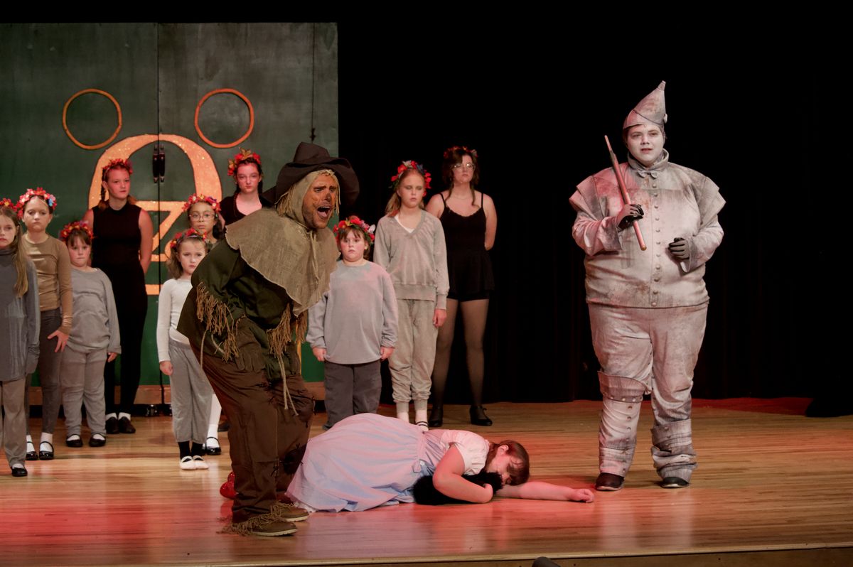 Scarecrow (Joey Powell) calls for help Scarecrow (Joey Powell) calls for help