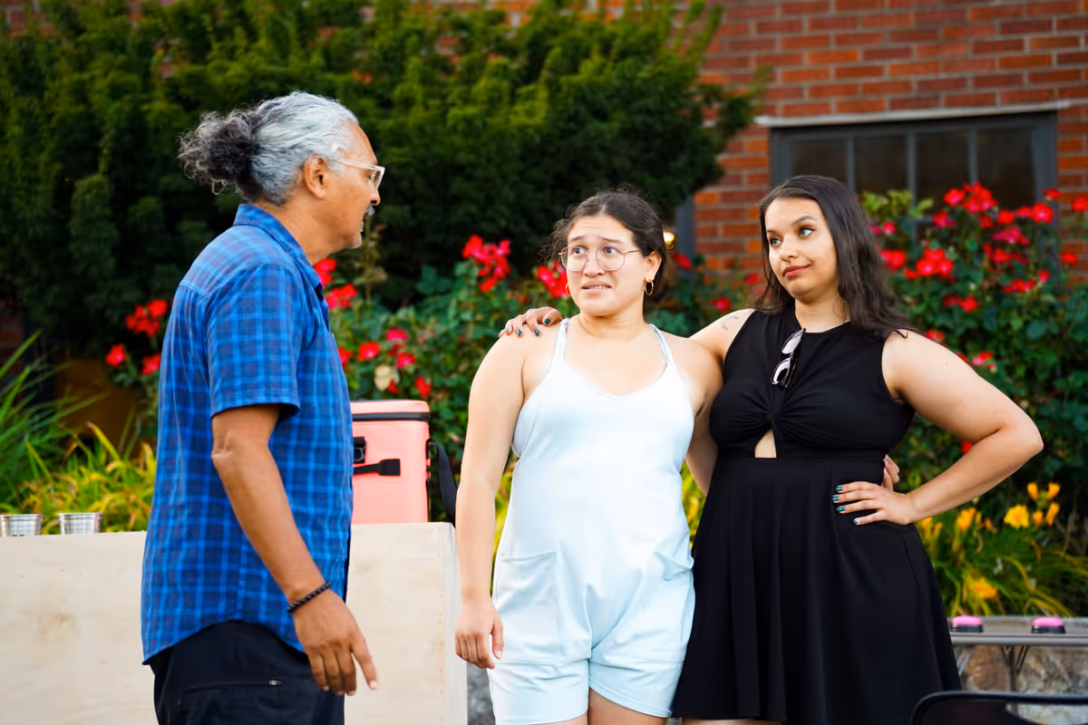 Couple Jazzlyn and Tiana argue with the head of the swap meet, Muchascosas. Couple Jazzlyn and Tiana argue with the head of the swap meet, Muchascosas.