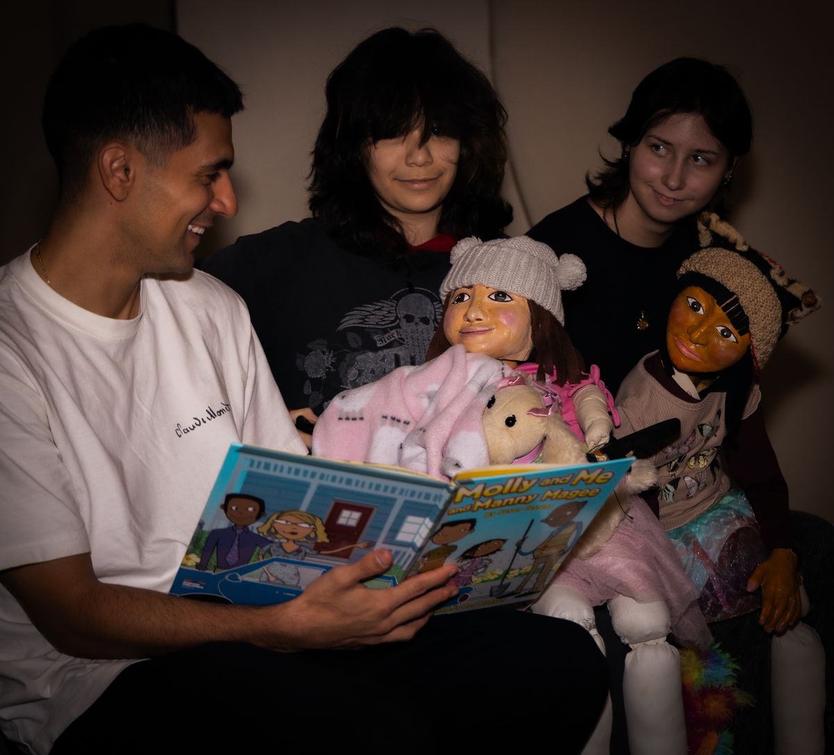 A father reads to his children, voiced and carried by Teatro Dignidad’s puppeteers. A father reads to his children, voiced and carried by Teatro Dignidad’s puppeteers.