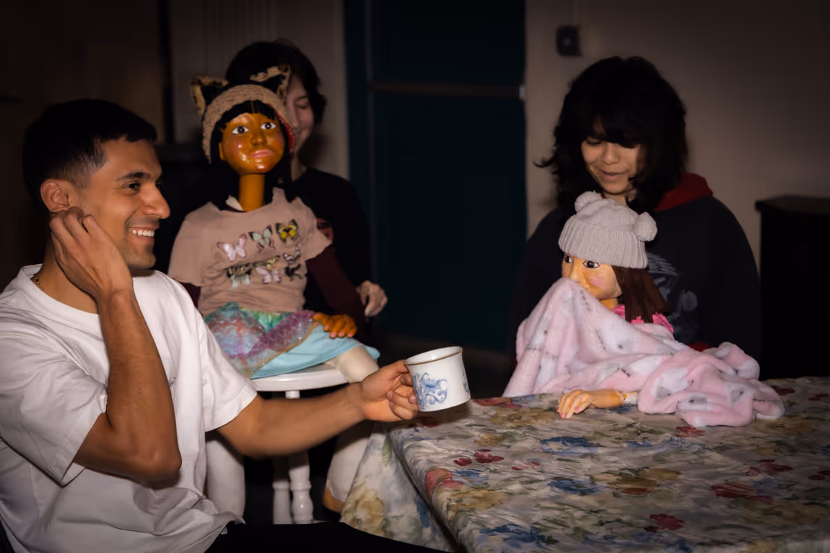 The craft behind the magic: puppeteers bring the youngest characters of "Los que regresan" to life. The craft behind the magic: puppeteers bring the youngest characters of "Los que regresan" to life.