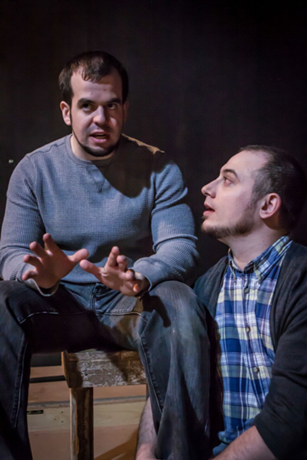 Katurian (Tom Mazzarella l.) tells a story to his brother Michal (Neil Battinelli r.) Katurian (Tom Mazzarella l.) tells a story to his brother Michal (Neil Battinelli r.)