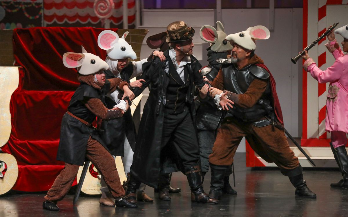 Drosselmeir fights off the Ratgoons.