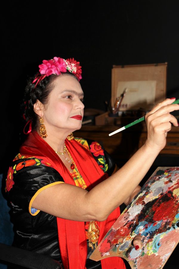 Odalys as Frida at her easel  5