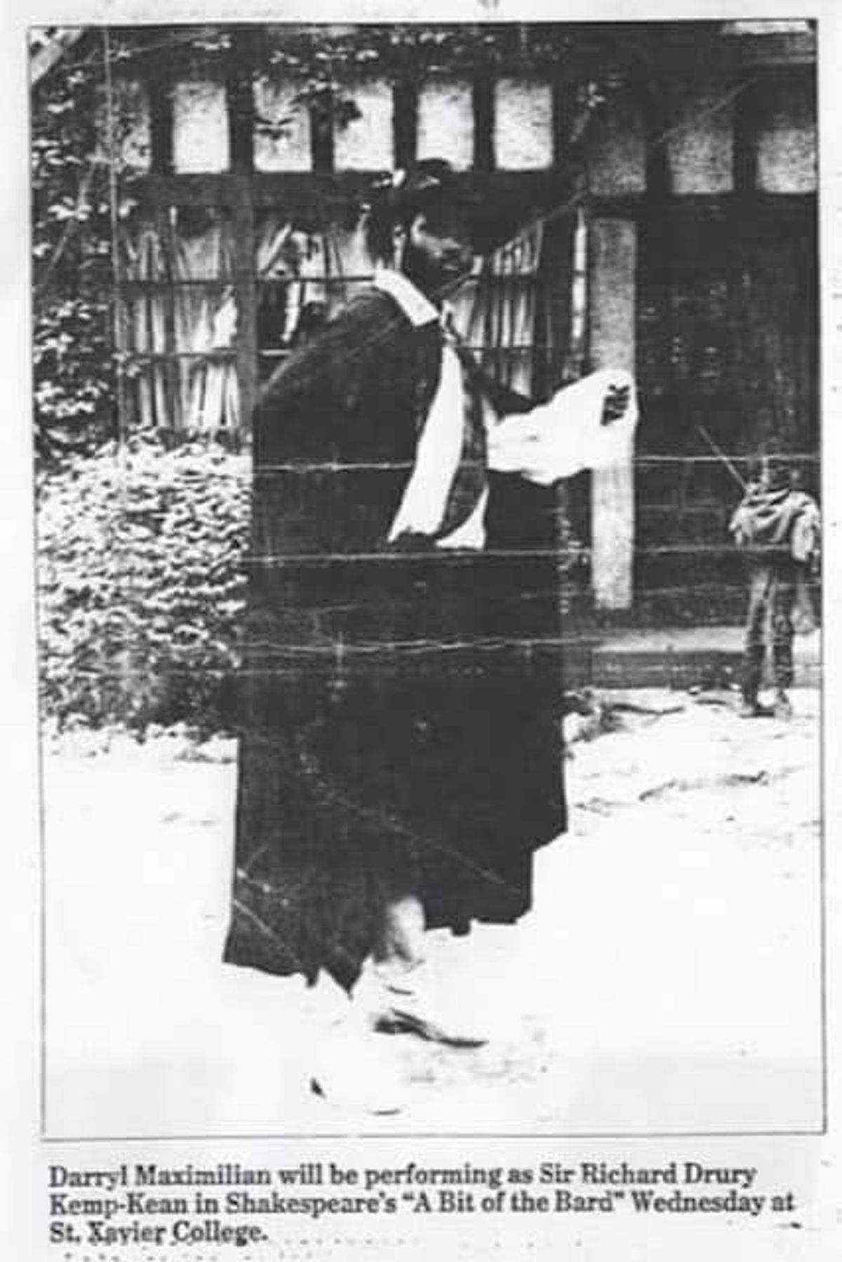 Shakespeare To Tour: 1989 Press Photo of Darryl Maximilian Robinson as His Lordship, Sir Richard Drury Kemp-Kean of A Bit of the Bard at The Bristol Renaissance Faire of Kenosha, Wisconsin. 