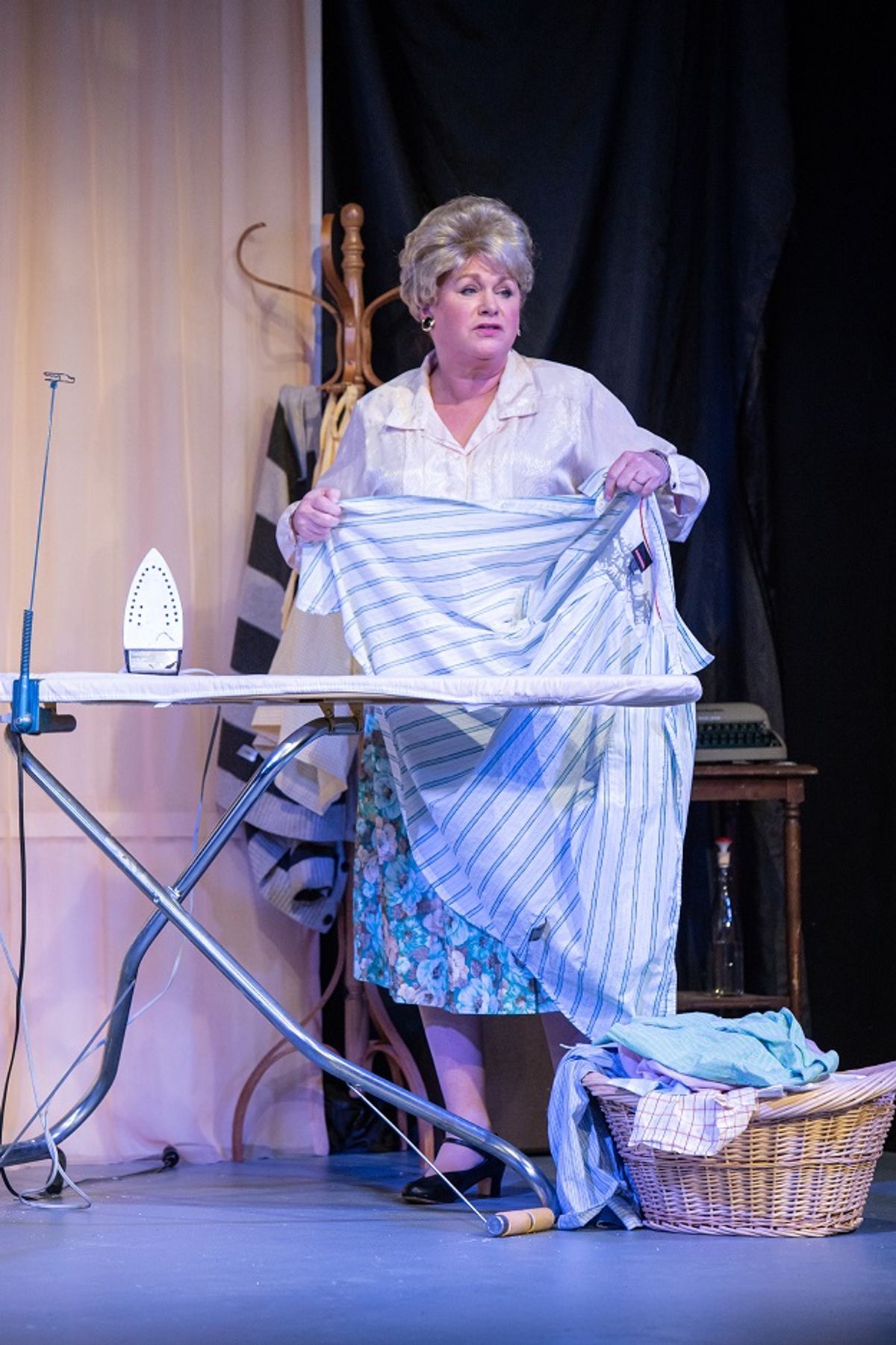 Helen Rapits as Erma Bombeck in Erma Bombeck: At Wit's End
Produced by triangle productions!
photo by Kinderpics/David Kinder