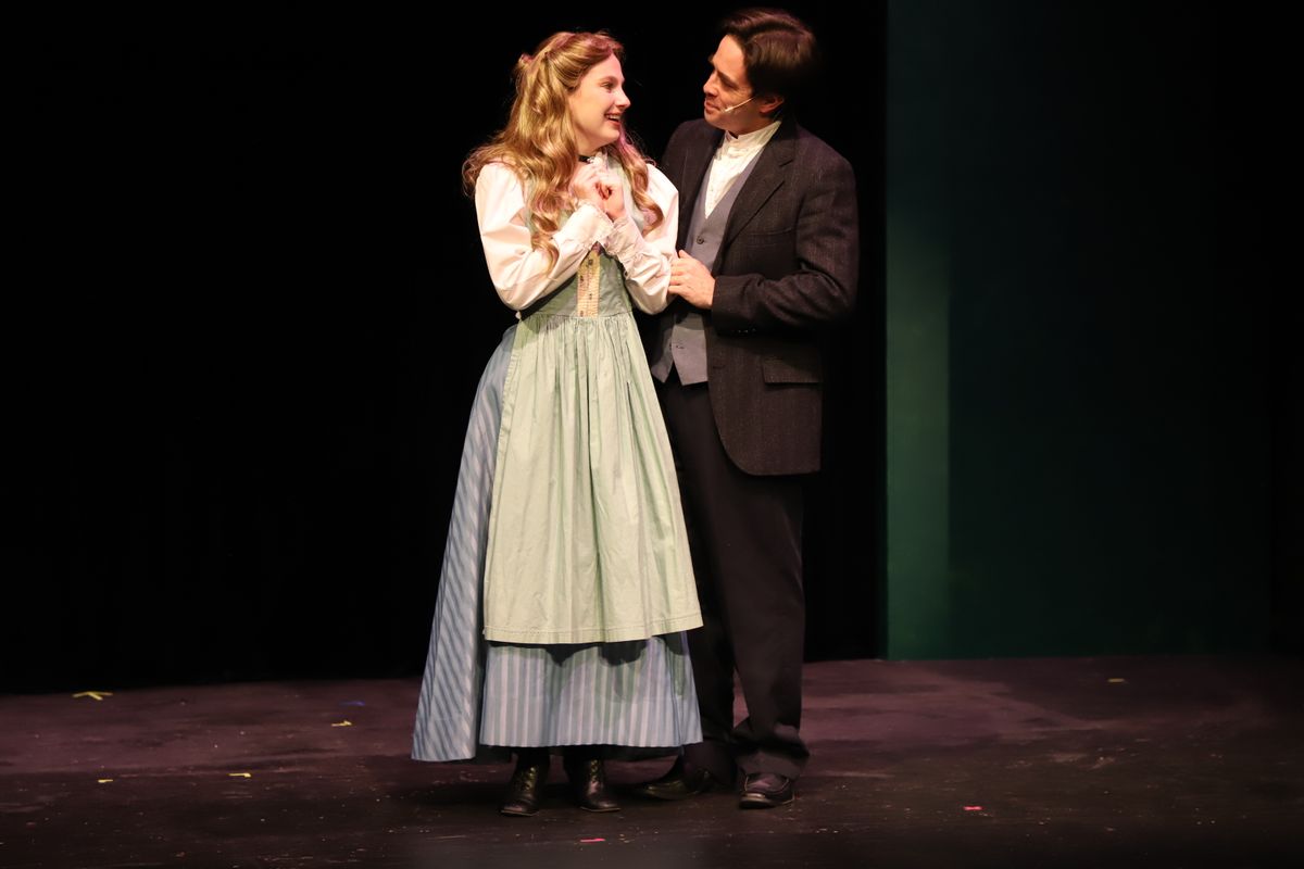 Jim and Della sing about when they first fell in love. 
