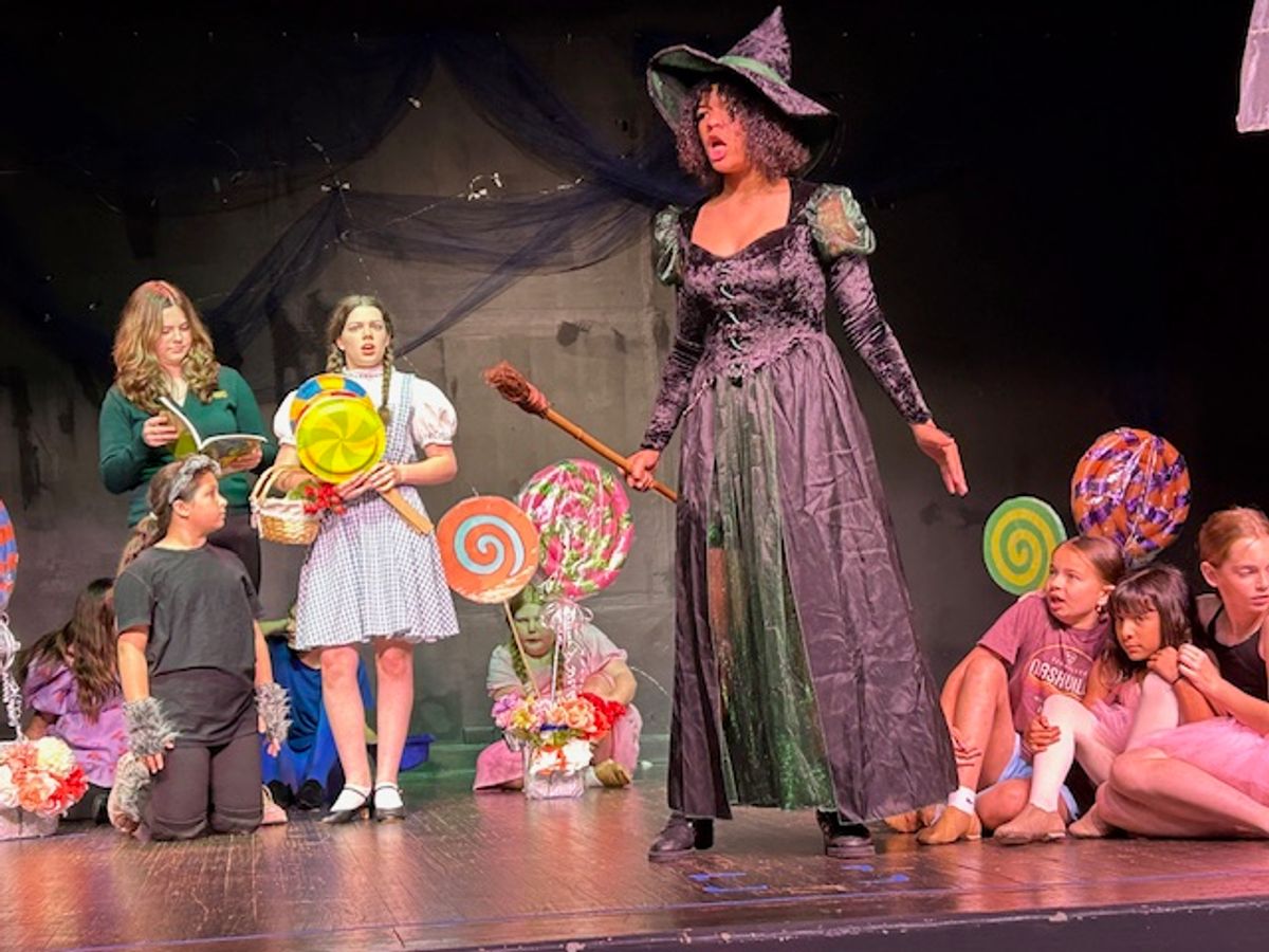 Kyla Puryear as The Witch, Evelynn Knox as Dorothy, Valentina Vargas as Toto Kyla Puryear as The Witch, Evelynn Knox as Dorothy, Valentina Vargas as Toto
