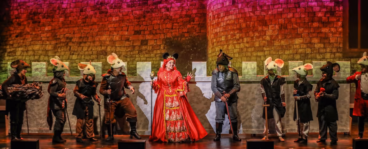 The evil Mouse Queen finds the Magic Nut, Krakatuk and invades the Land of Sweets.