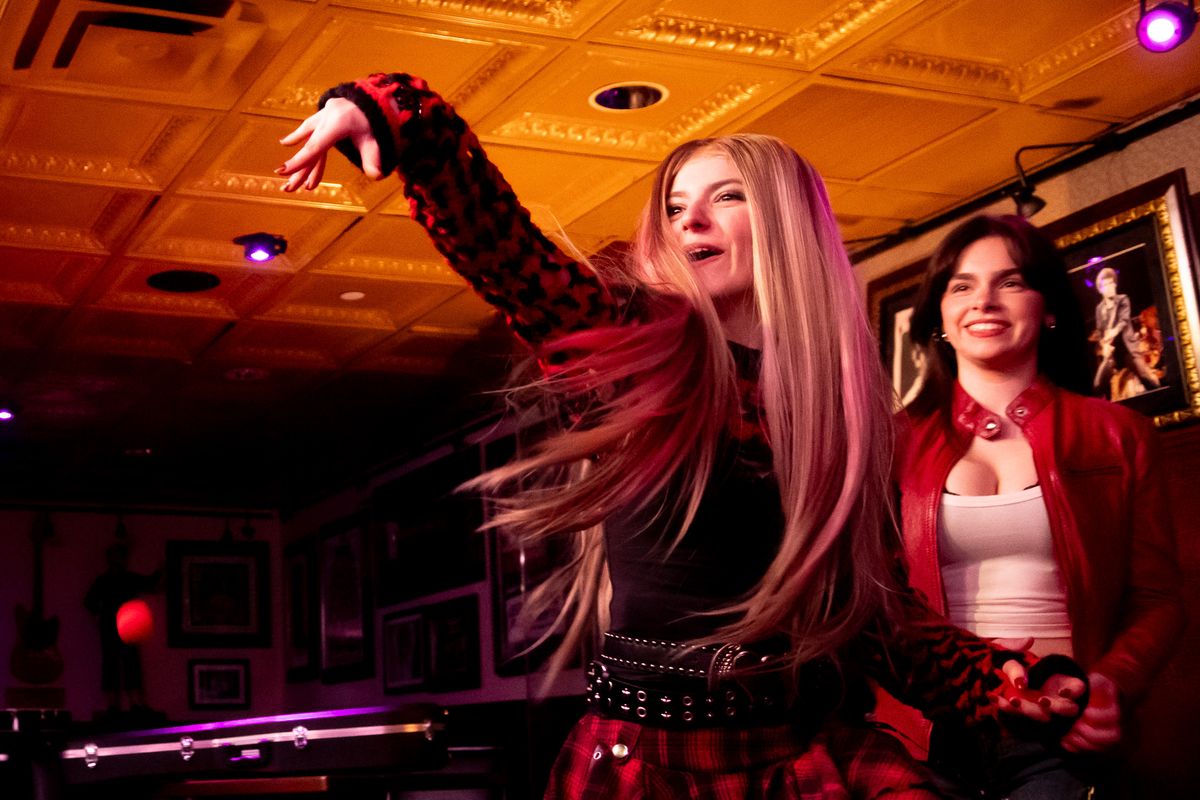 Rock Never Dies Avril and Caroline playing Rock Never Dies Avril and Caroline playing