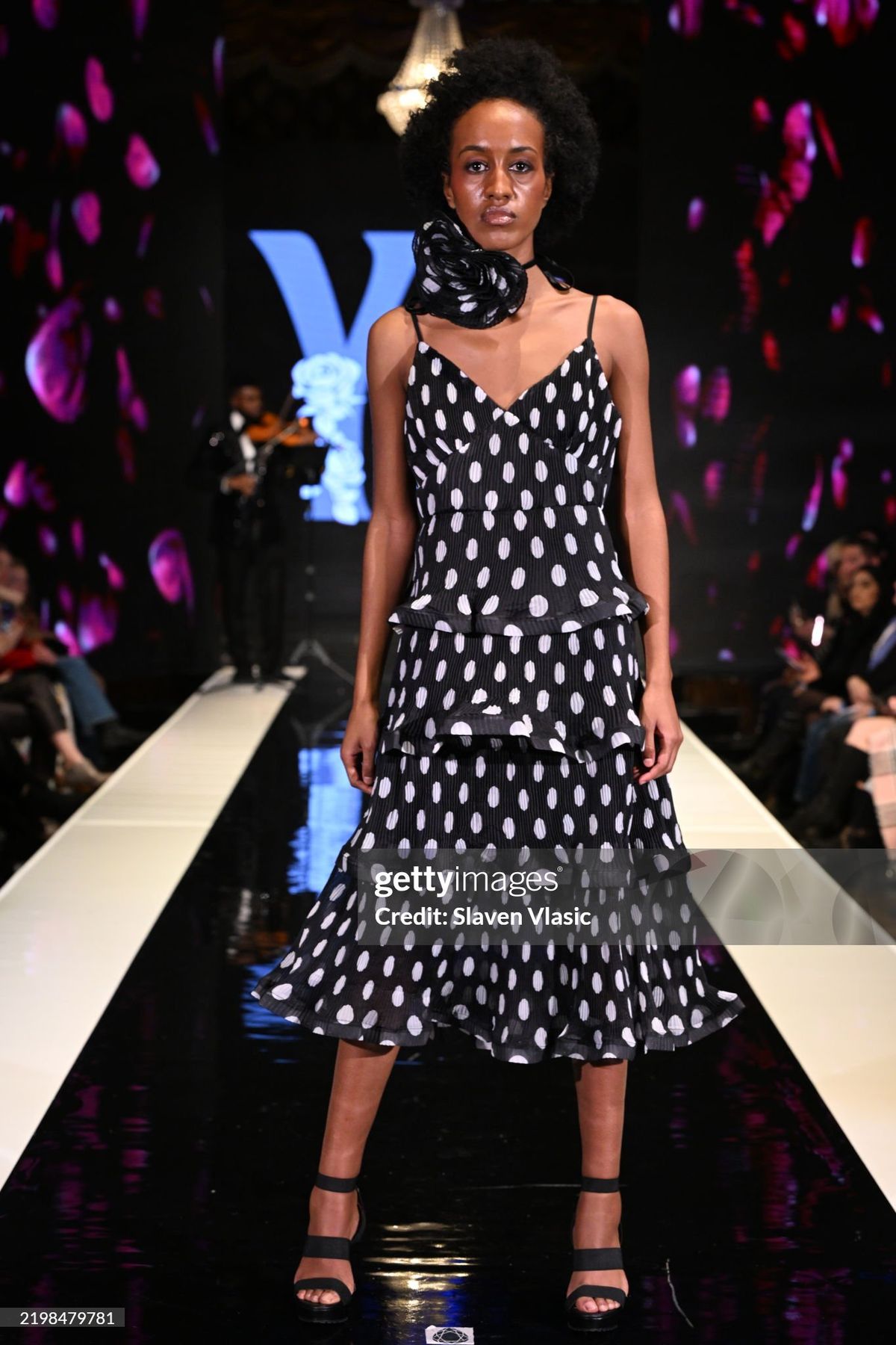 HiTechMODA Productions NYFW Season 13 - Yesi Rose Fashion NEW YORK, NEW YORK - FEBRUARY 08: Violinist Dr. Edward W. Hardy performs on stage while a model walks the runway wearing Yesi Rose Fashion du HiTechMODA Productions NYFW Season 13 - Yesi Rose Fashion NEW YORK, NEW YORK - FEBRUARY 08: Violinist Dr. Edward W. Hardy performs on stage while a model walks the runway wearing Yesi Rose Fashion du