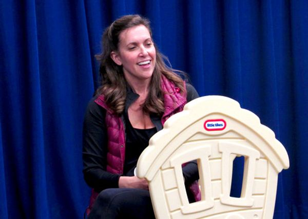 Director Elina de Santos giving a presentation at the Design Preview Party for 