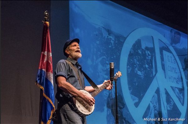 Randy Noojin as Pete Seeger in SEEGER: A MULTIM MEDIA SOLO SHOW. Photo credit: Michael and Sue Karchmer 1