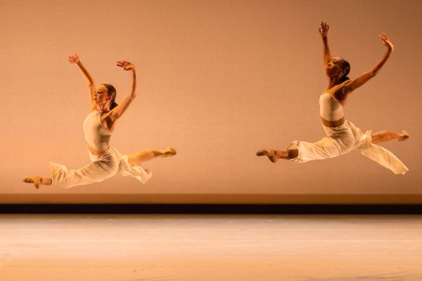 Kansas City Ballet Dancers Gillian Yoder and Amira Hogan in Caili Quan's world premiere of A Home Away. Photography by Brett Pruitt & East Market Studios. 5